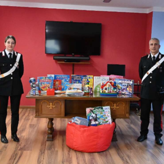 I Carabinieri di Aosta donano giocattoli alla Croce Rossa