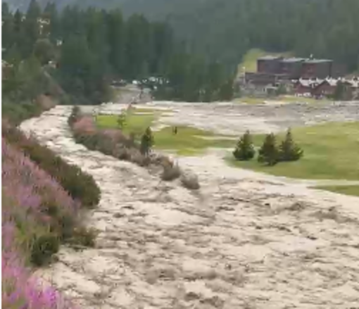 Breuil-Cervinia di nuovo sott'acqua: quattro persone salvate in elicottero, otto anni dopo si riapre la polemica sulla prevenzione Breuil-Cervinia di nuovo sott'acqua: quattro persone salvate in elicottero, otto anni dopo si riapre la polemica sulla prevenzione