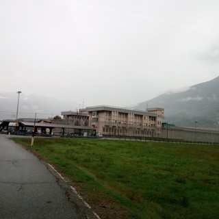 Carcere di Aosta, detenuto aggredisce cinque agenti. L'Osapp: "Istituto nel caos, serve un'ispezione"