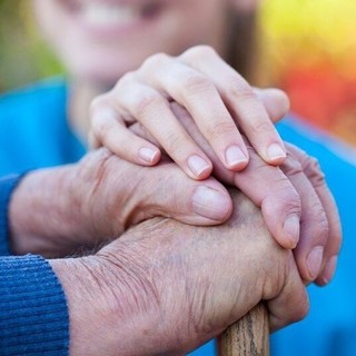 Caregiver, la Valle d’Aosta sfida lo Stato: più fondi sì, ma serve uno status vero