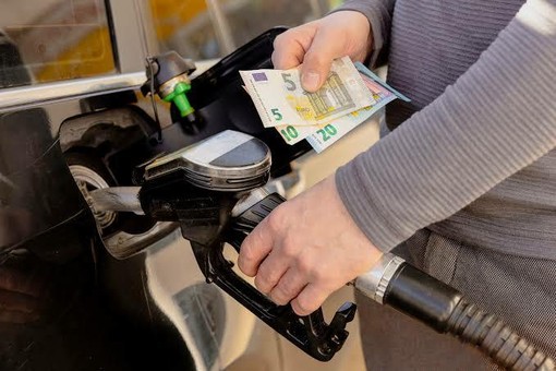 CarburantI. il Governo con una mano dà, con l’altra toglie CarburantI. il Governo con una mano dà, con l’altra toglie