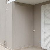 Come proteggere contatori e impianti all’esterno con ante su misura