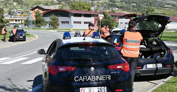 Truffe agli anziani, l’allarme dei carabinieri di Aosta: “Attenzione ai finti militari”