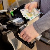 CarburantI. il Governo con una mano dà, con l’altra toglie CarburantI. il Governo con una mano dà, con l’altra toglie