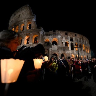 Via Crucis, al Colosseo la preghiera della Chiesa per la conversione del mondo