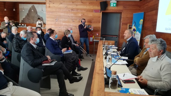 Jean Dondeynaz apre i lavori Jean Dondeynaz apre i lavori