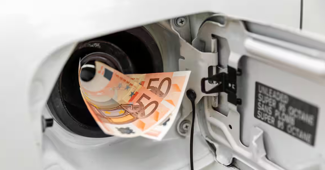 Carburanti: le quotazioni in picchiata, ma i prezzi scendono troppo lentamente