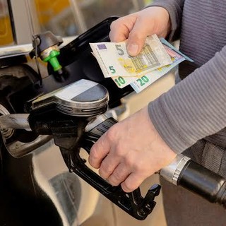 CarburantI. il Governo con una mano dà, con l’altra toglie