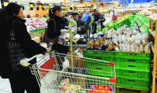 Consumi:Le famiglie continuano a risparmiare sul cibo