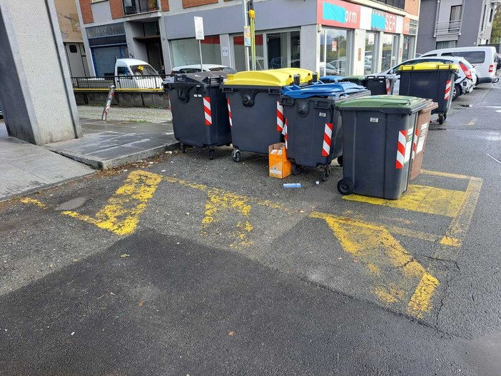 Ad Aosta anche i cassonetti per rifiuti occupano i parcheggi gialli