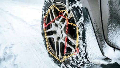 In Valle d’Aosta torna l’obbligo di gomme invernali o catene: attenzione, scatta già da domani In Valle d’Aosta torna l’obbligo di gomme invernali o catene: attenzione, scatta già da domani