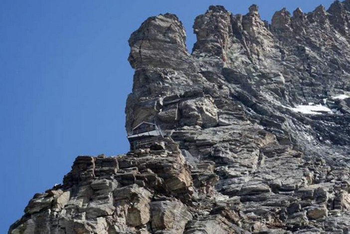 La Capanna Carrel, a 3830 metri, lungo la cresta sud-ovest del Cervino (fonte gognablog)
