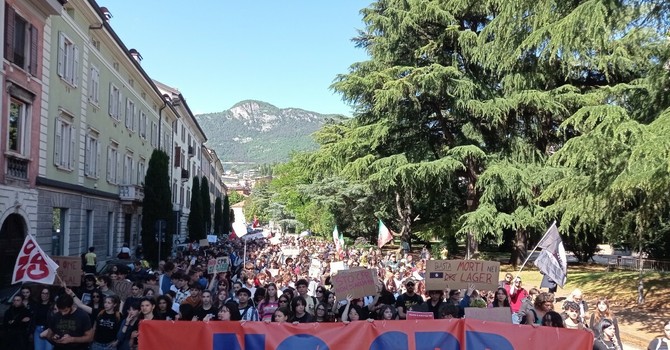 Segreto di sicurezza nazionale sul CPR di Trento: negati i documenti. Il Coordinamento impugna il rifiuto: “Si detengono esseri umani, non sono infrastrutture di guerra sottratte al controllo pubblico” Segreto di sicurezza nazionale sul CPR di Trento: negati i documenti. Il Coordinamento impugna il rifiuto: “Si detengono esseri umani, non sono infrastrutture di guerra sottratte al controllo pubblico”