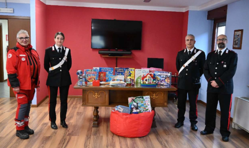 I Carabinieri di Aosta donano giocattoli alla Croce Rossa I Carabinieri di Aosta donano giocattoli alla Croce Rossa