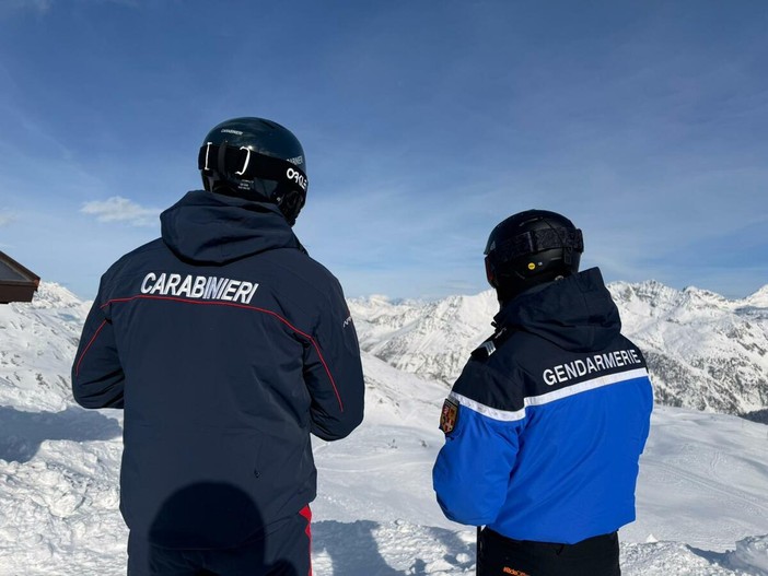 Carabinieri e Gendarmeria, pattuglie miste sugli sci tra La Thuile e La Rosière Carabinieri e Gendarmeria, pattuglie miste sugli sci tra La Thuile e La Rosière