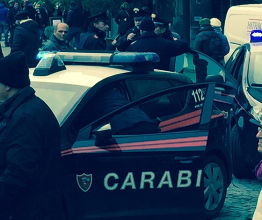 L'intervento dei carabinieri in piazza Narbonne