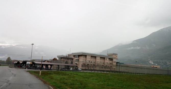 Carcere di Brissogne, tre agenti aggrediti: «Situazione fuori controllo». L’OSAPP chiama in causa Nordio Carcere di Brissogne, tre agenti aggrediti: «Situazione fuori controllo». L’OSAPP chiama in causa Nordio
