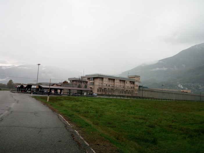 Brissogne, detenuto sale sul tetto del cortile passeggi: l’Osapp torna a chiedere un’ispezione Brissogne, detenuto sale sul tetto del cortile passeggi: l’Osapp torna a chiedere un’ispezione