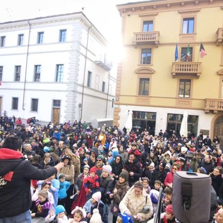 Piazza Roncas di Aosta si accende per la prima edizione del Carnevale dei bimbi