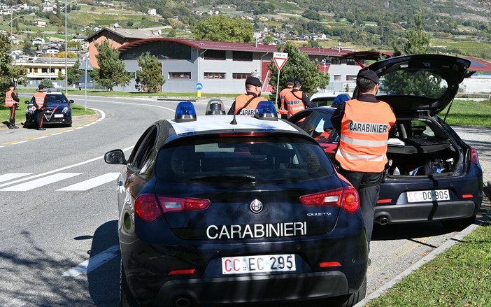 Truffe agli anziani, l’allarme dei carabinieri di Aosta: “Attenzione ai finti militari”