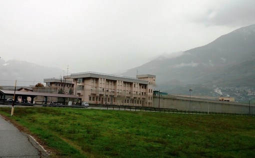 Brissogne in fiamme, agenti abbandonati: carcere fuori controllo