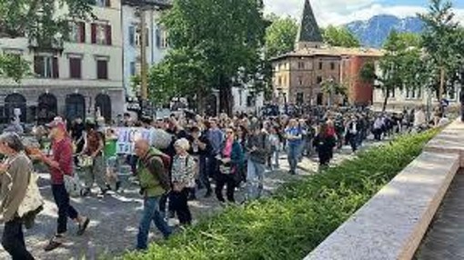 A Trento la protesta contro il nuovo Centro di permanenza per il rimpatrio. (ph. lapiazzaweb) A Trento la protesta contro il nuovo Centro di permanenza per il rimpatrio. (ph. lapiazzaweb)