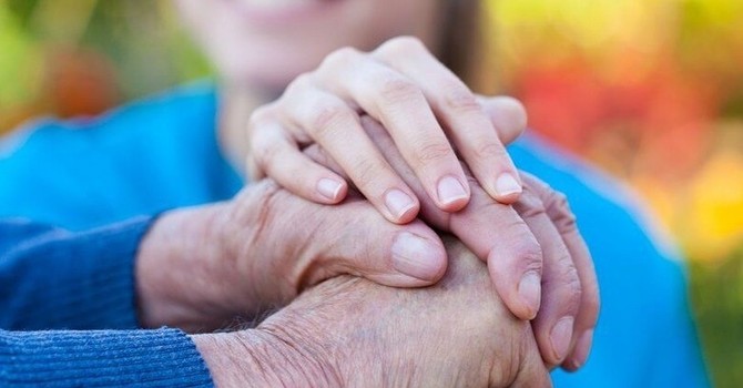 Caregiver, la Valle d’Aosta sfida lo Stato: più fondi sì, ma serve uno status vero Caregiver, la Valle d’Aosta sfida lo Stato: più fondi sì, ma serve uno status vero