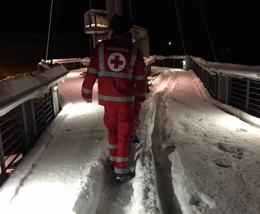 Volontari della Croce rossa impegnati nelle fredde notti invernali