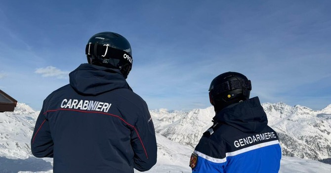 Carabinieri e Gendarmeria, pattuglie miste sugli sci tra La Thuile e La Rosière Carabinieri e Gendarmeria, pattuglie miste sugli sci tra La Thuile e La Rosière
