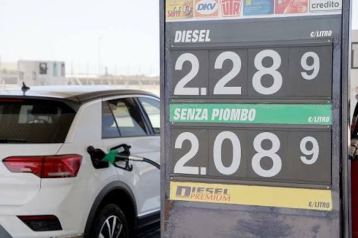Diesel, lo sconto fantasma: 17 centesimi in meno di accise, ma il prezzo torna ai livelli pre-decreto Diesel, lo sconto fantasma: 17 centesimi in meno di accise, ma il prezzo torna ai livelli pre-decreto