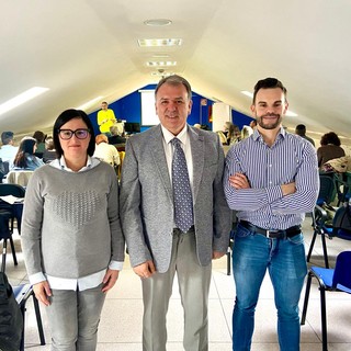 Foto vari momenti di lezione teorica e pratia nell'aula al 4° piano dell'Ospedale &quot;Parini&quot; di Aosta. Da sx la Dott.ssa Hélène Imperial, Dirigente medico presso la Direzione di Area territoriale e responsabile scientifico del corso, il Dott. Franco Brinato, direttore dell'Area territoriale dell'Azienda USL, il Dott. Claudio Gianotti, medico di base nel Distretto 1
