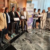 l’Assessore regionale ai Trasporti Luigi Bertschy, l’Assessora al Turismo di Doues Corinne Cuaz, il Vice Sindaco di Doues Daniel Diemoz, il Sindaco di Doues Giorgio Abram, il Presidente della Regione Renzo Testolin, i genitori della minore di Doues, la Coordinatrice l’istituzione scolastica Grand Combin Simona d’Agostino, il Presidente di AICE Valle d’Aosta ODV Manuele Amateis