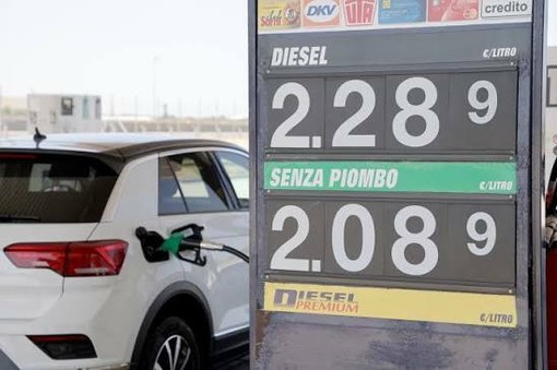 Diesel, lo sconto fantasma: 17 centesimi in meno di accise, ma il prezzo torna ai livelli pre-decreto Diesel, lo sconto fantasma: 17 centesimi in meno di accise, ma il prezzo torna ai livelli pre-decreto