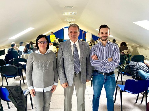 Foto vari momenti di lezione teorica e pratia nell'aula al 4° piano dell'Ospedale &quot;Parini&quot; di Aosta. Da sx la Dott.ssa Hélène Imperial, Dirigente medico presso la Direzione di Area territoriale e responsabile scientifico del corso, il Dott. Franco Brinato, direttore dell'Area territoriale dell'Azienda USL, il Dott. Claudio Gianotti, medico di base nel Distretto 1