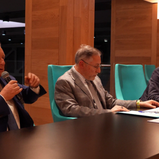 Graziano Dominidiato, presidente Confcommercio VdA è intervenuto nel confronto. Al centro Roberto Sapia, presidente della Chambre