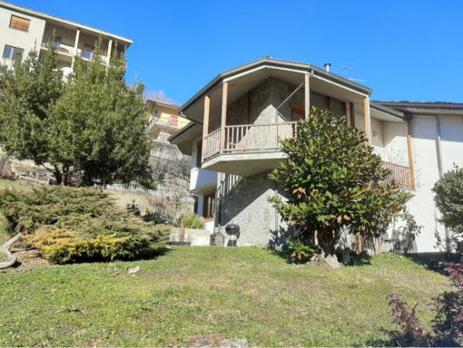 CASA SUBITO IN VALLE D'AOSTA: Villa in bifamiliare in vendita ad Aosta, via Parigi