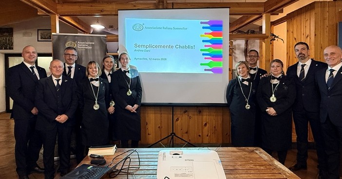 Nella foto da sinistra: Alberto Levi, Nicola Abbrescia, Andrea Dani, MarieCliare Deamoz, Elena Fiuletti, Lucia Ielasi, Pietro Gualtieri, Patrizia Politi, Carlo Badino, Paolo Madotto Nella foto da sinistra: Alberto Levi, Nicola Abbrescia, Andrea Dani, MarieCliare Deamoz, Elena Fiuletti, Lucia Ielasi, Pietro Gualtieri, Patrizia Politi, Carlo Badino, Paolo Madotto