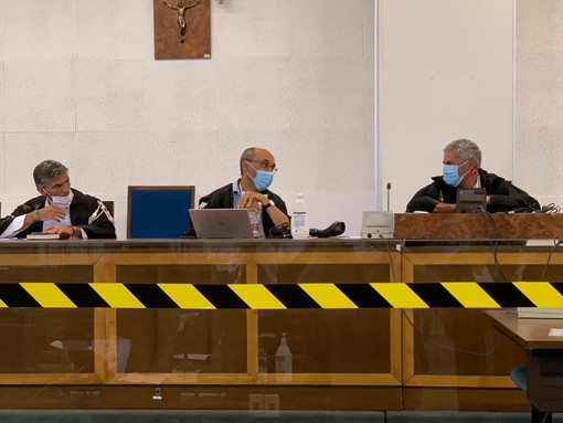 Da sn i giudici Maurizio D'Abrusco, Marco Tornatore ed Eugenio Gramola (presidente) componenti il collegio giudicante nell'aula bunker