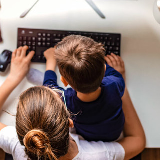 Lavoro di cura: un comparto da 473 miliardi che non compare nel PIL