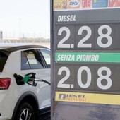 Diesel, lo sconto fantasma: 17 centesimi in meno di accise, ma il prezzo torna ai livelli pre-decreto Diesel, lo sconto fantasma: 17 centesimi in meno di accise, ma il prezzo torna ai livelli pre-decreto