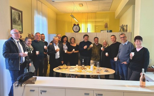 Gli eletti dell'Union Valdôtaine in Consiglio regionale con il presidente del Mouvement e la storica segretaria Lea Meynet. Assente per impegni istituzionali Aurelio Marguerettaz Gli eletti dell'Union Valdôtaine in Consiglio regionale con il presidente del Mouvement e la storica segretaria Lea Meynet. Assente per impegni istituzionali Aurelio Marguerettaz