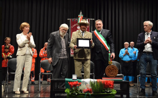 Adriano Favre riporta in Valle d’Aosta il Premio di solidarietà alpina: a Pinzolo la Medaglia del Presidente della Repubblica Adriano Favre riporta in Valle d’Aosta il Premio di solidarietà alpina: a Pinzolo la Medaglia del Presidente della Repubblica