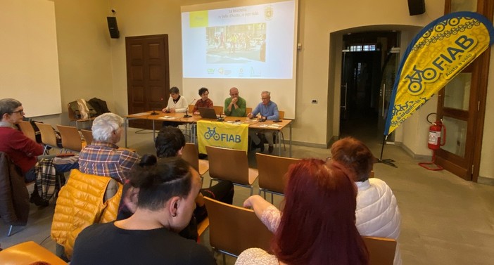 Al tavolo dei relatori da sinistra a destra Anna Grassis, Oriana Pecchio, Claudio Latino e Natale Dodar Al tavolo dei relatori da sinistra a destra Anna Grassis, Oriana Pecchio, Claudio Latino e Natale Dodar