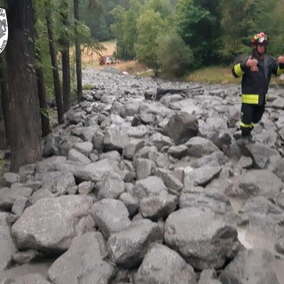 Frana lungo la strada che porta alla Val Ferret: quattro persone bloccate