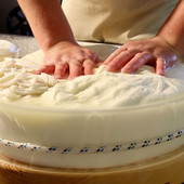 Una fase della lavorazione della Fontina