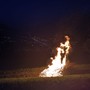 San Pietro accende le vette: in Valle d’Aosta la notte dei falò che trasformano le montagne in un cielo di fuoco