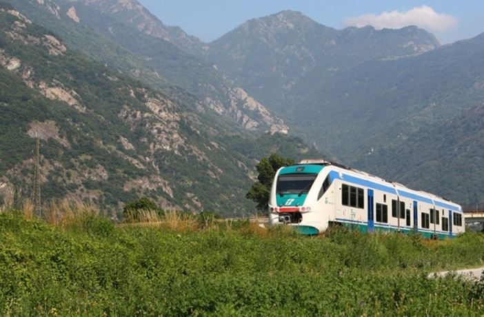 Pesanti ritardi sulla linea ferroviaria valdostana, Lavevaz e Caveri protestano con Rfi e Trenitalia