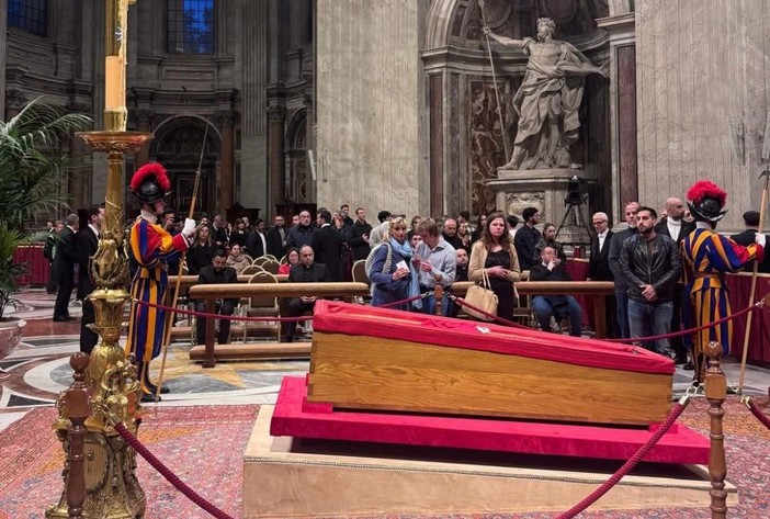 &quot;Buon viaggio Francesco&quot;: commozione e gratitudine per l'ultimo saluto al Papa venuto dai confini del mondo