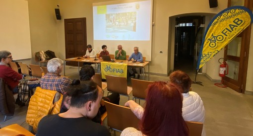 Al tavolo dei relatori da sinistra a destra Anna Grassis,  Oriana Pecchio, Claudio Latino e Natale Dodar