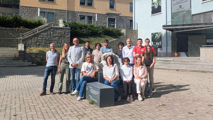 Da sinistra a destra, in alto: Mirko Fortuna, Elisabetta Filippini, Michel Martinet (Presidente), Riccardo Diano, Davide Banard, Lorenzo Stella, Andrea Martini, Alessio Ronconi, Marco Traverso, Patrick Guichardaz, Nadège Gontel. Da sinistra a destra, in basso: Luisa Vuillermoz (Direttrice), Manuela Farina, Laura Vascellari, Gabriella Tasso. Da sinistra a destra, in alto: Mirko Fortuna, Elisabetta Filippini, Michel Martinet (Presidente), Riccardo Diano, Davide Banard, Lorenzo Stella, Andrea Martini, Alessio Ronconi, Marco Traverso, Patrick Guichardaz, Nadège Gontel. Da sinistra a destra, in basso: Luisa Vuillermoz (Direttrice), Manuela Farina, Laura Vascellari, Gabriella Tasso.